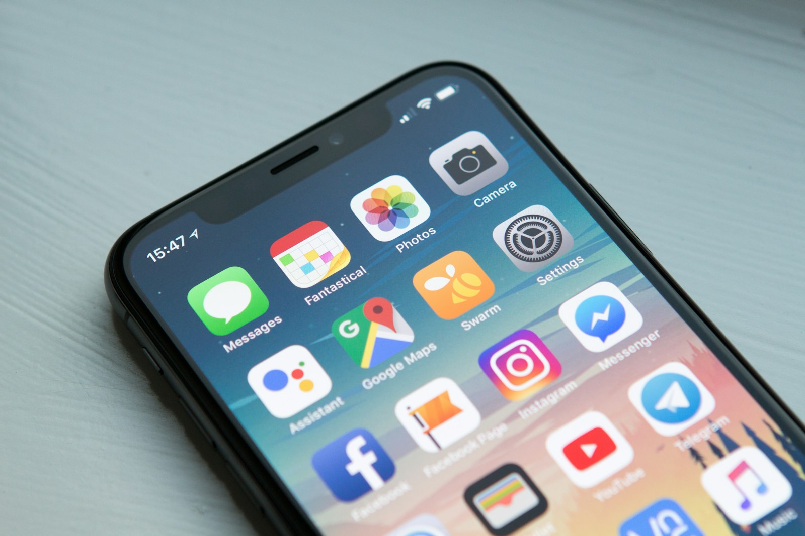 Handen die een smartphone vasthouden