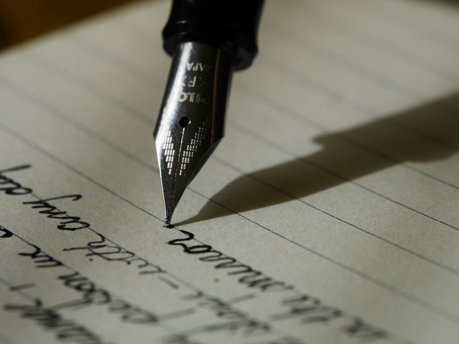 Een hand die met een pen schrijft
