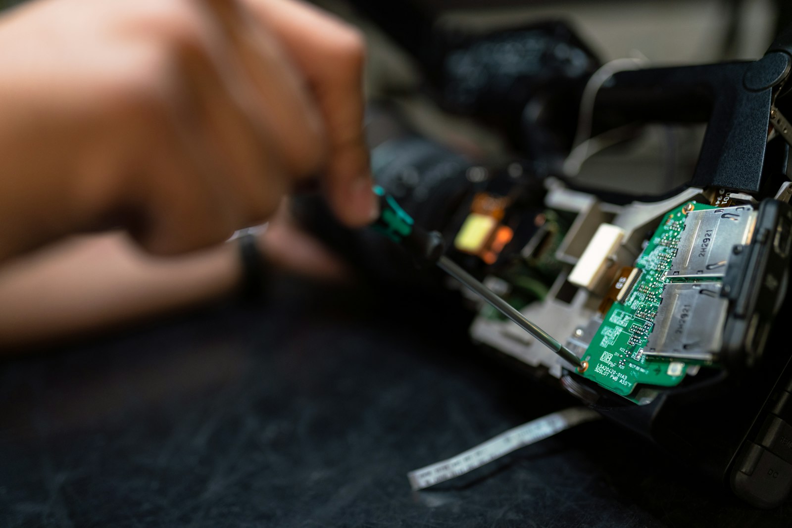 Iemand aan het werk in een technische werkplaats