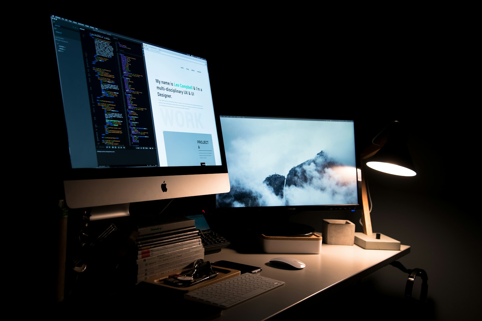 Een bureau waarop aan een website wordt gewerkt
