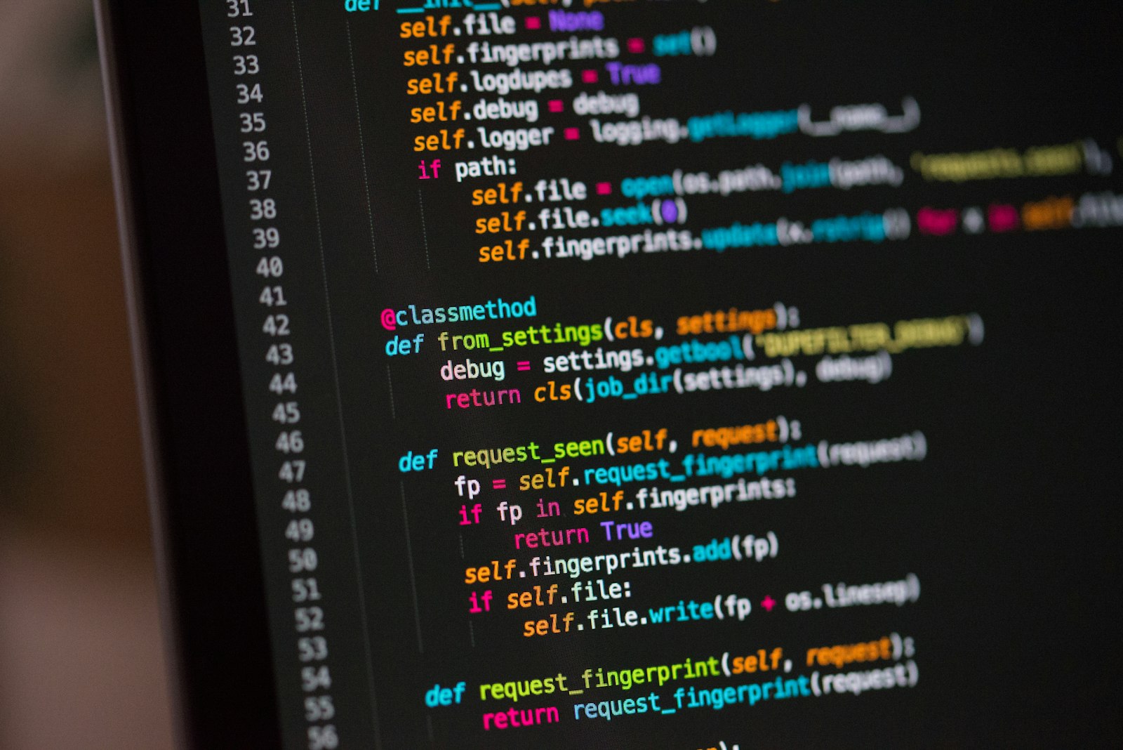 Code op een laptop, voor maatwerk in een bestaande site